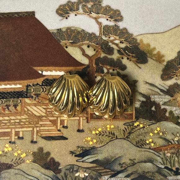 Vintage Monet Classic Gold Tone Shell Earrings - Picture 4 of 6